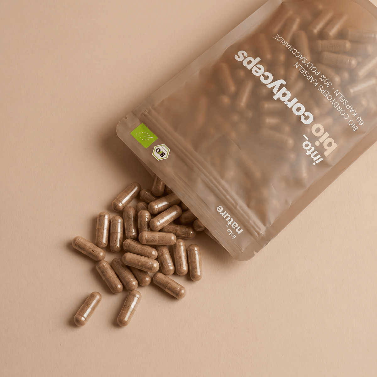 Geöffnete Packung Bio-Cordyceps-Extrakt mit ausgelegten Kapseln